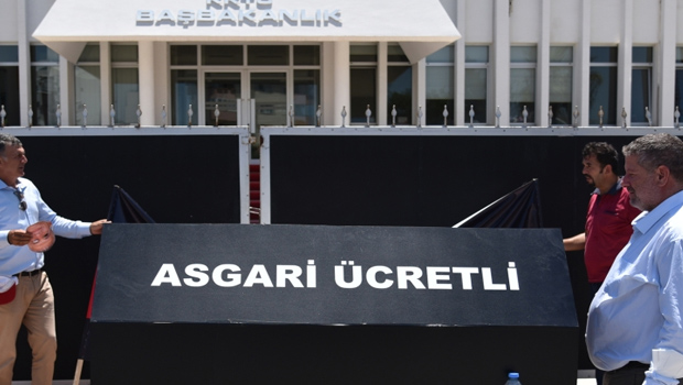 Sendikalar ‘tabutlu’ asgari ücret eylemini Başbakanlık önüne taşıdı