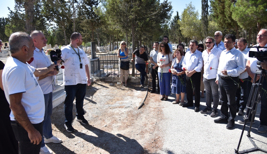 Gazeteci Yazar Kutlu Adalı, öldürülüşünün yıldönümünde kabri başında anıldı