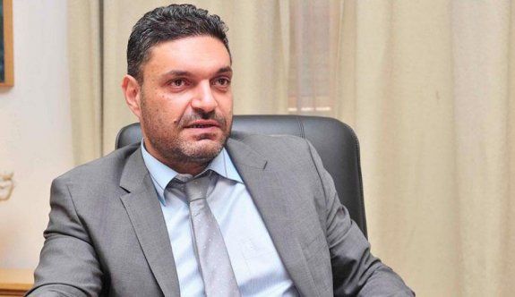 Rum Maliye Bakanı Petridis’in makam aracı saldırıya uğradı