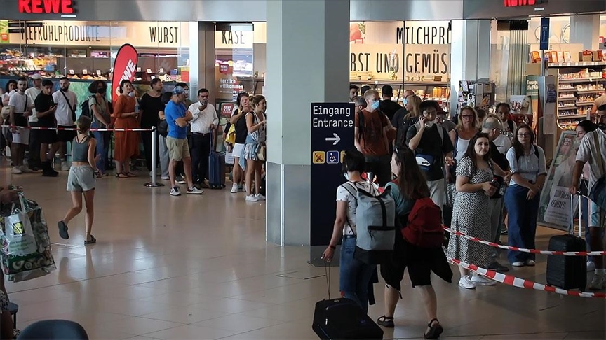Avrupa’daki havalimanlarında personel eksikliği ve aşırı yoğunluk krizi sürüyor