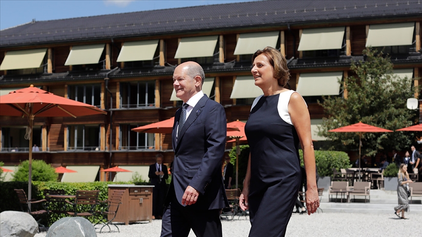 Almanya Başbakanı Scholz’un eşinin çöpe attığı gizli belgeleri komşuları buldu