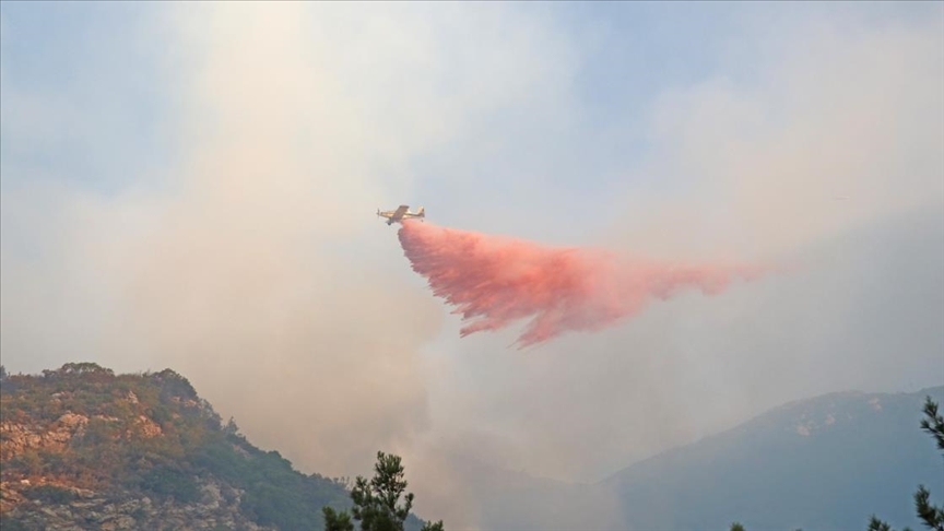 Datça’daki yangına 5 uçak ve 12 helikopterle müdahale ediliyor