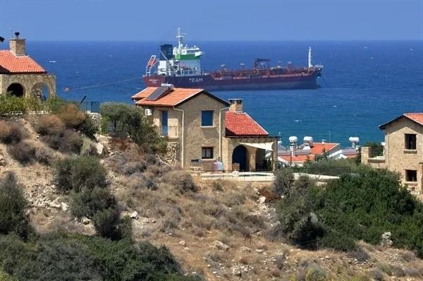 Yakıt yüklü gemi geldi