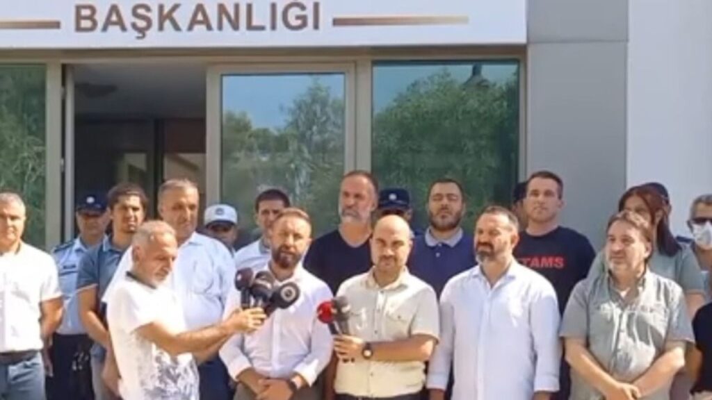 4 Sendika Kamu Hizmeti Komisyonu önünde eylem yaptı