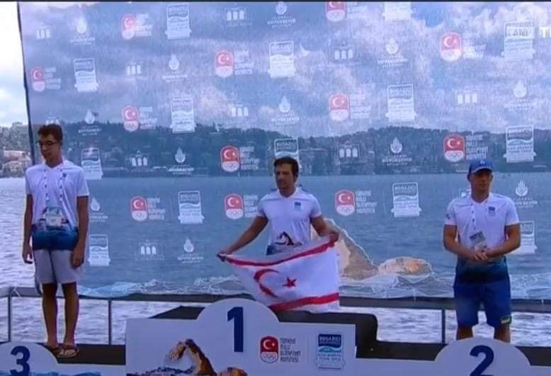 Doğukan Ulaç, Boğaziçi Kıtalararası Yüzme Yarışı’nda birinci geldi