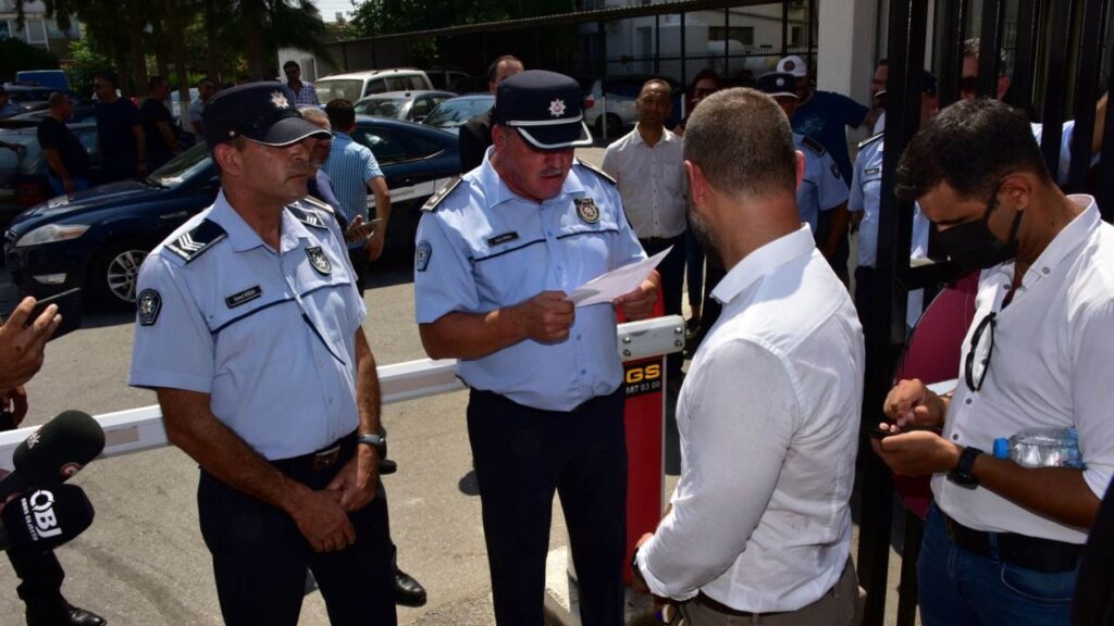 KTÖS ile KTOEÖS, Eğitim Bakanlığı ile Polis Genel Müdürlüğü önünde eylem yaptı