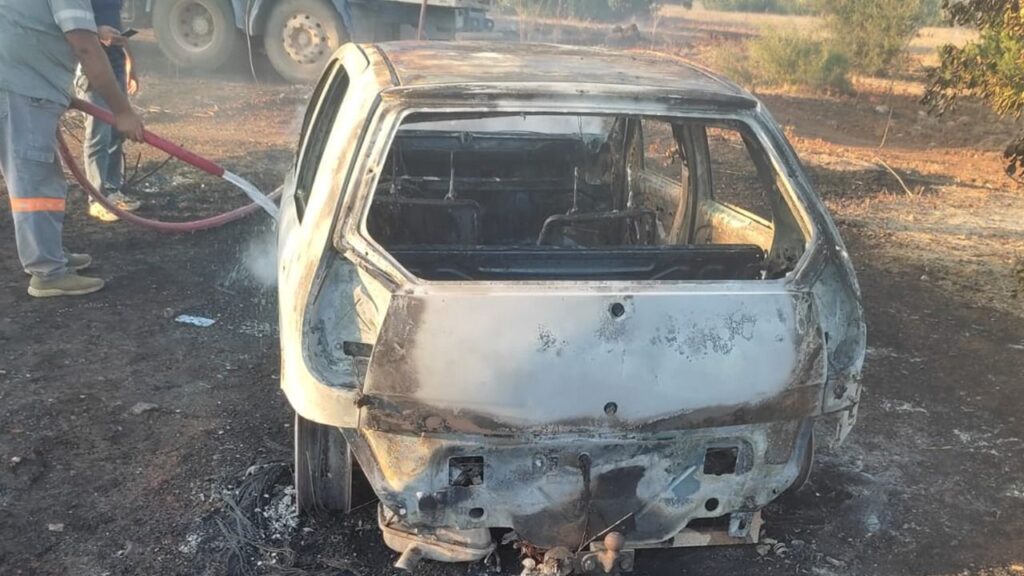 Bafra’da park halindeki araç alev aldı