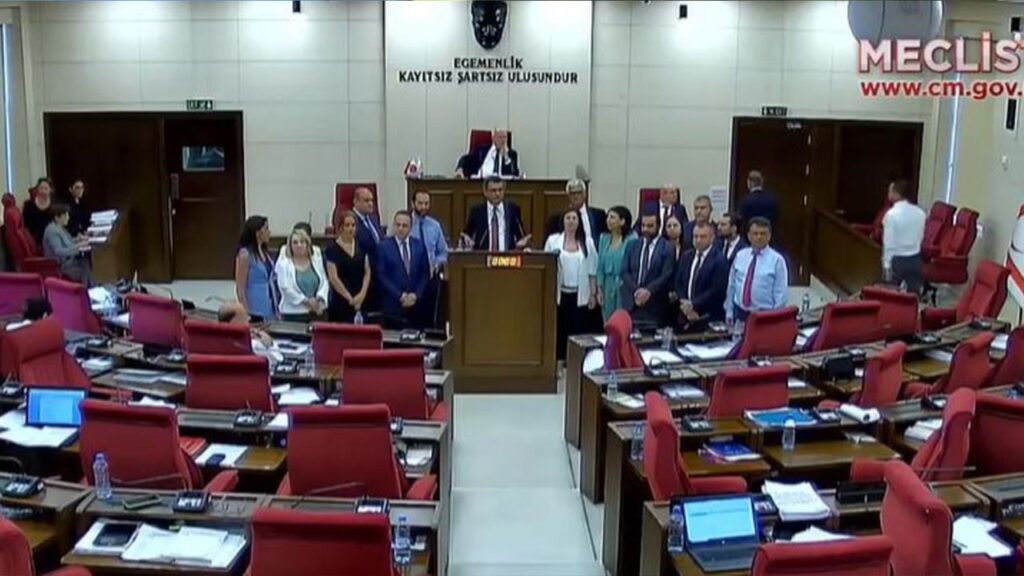 CTP’li vekiller kürsü önünde duruyor