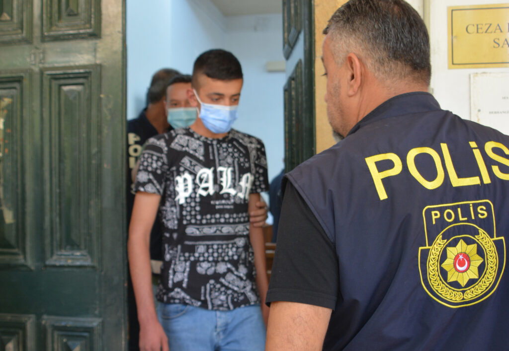 Tır dorsesinde gelen hırsız iki ayrı eve girip yüklü miktarda para ve ziynet eşyası çaldı