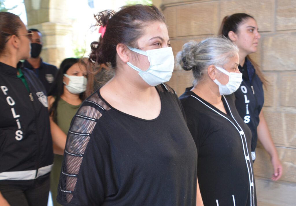 Eve girip altın çalmışlardı, Ercan’dan giriş yaparken yakalandılar