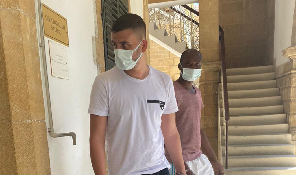 Kız arkadaşına bıçak çekti!