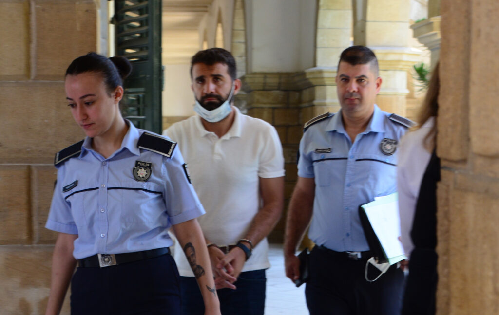 Uçakta cüzdan çaldı, parayı alıp cüzdanı uçak tuvaletine attı!