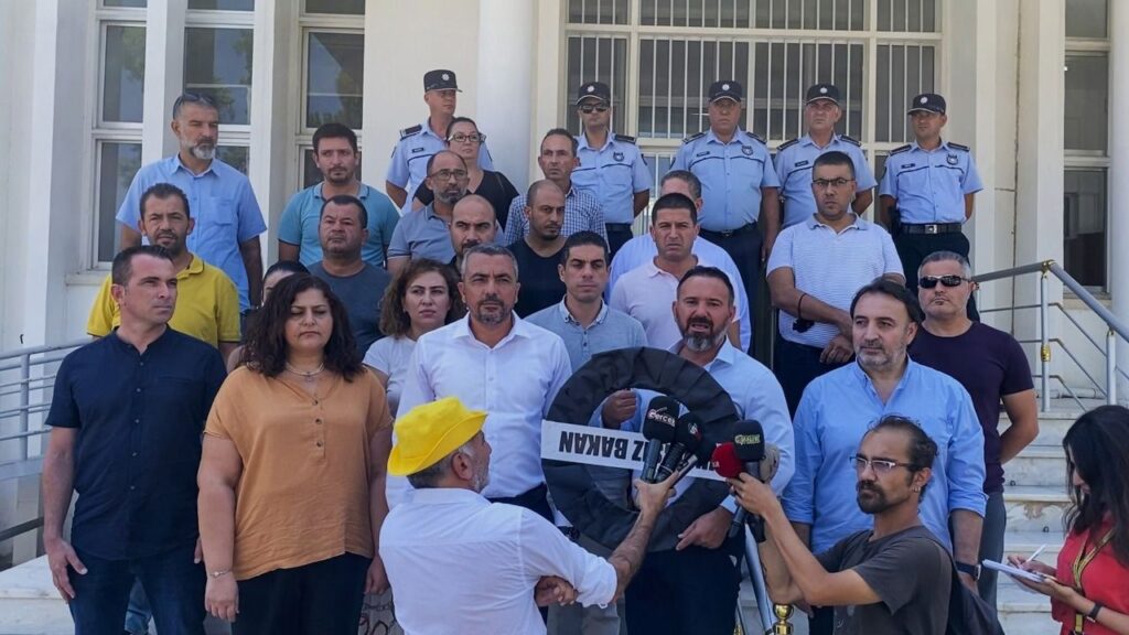 3 Sendika Ulaştırma Bakanlığı’na siyah çelenk bıraktı