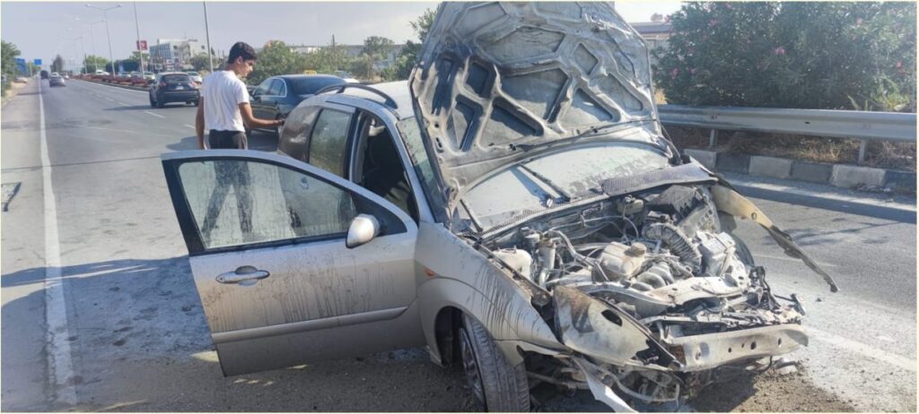 Çelik bariyerlere çarptı, çarpma sonucu araç alev aldı