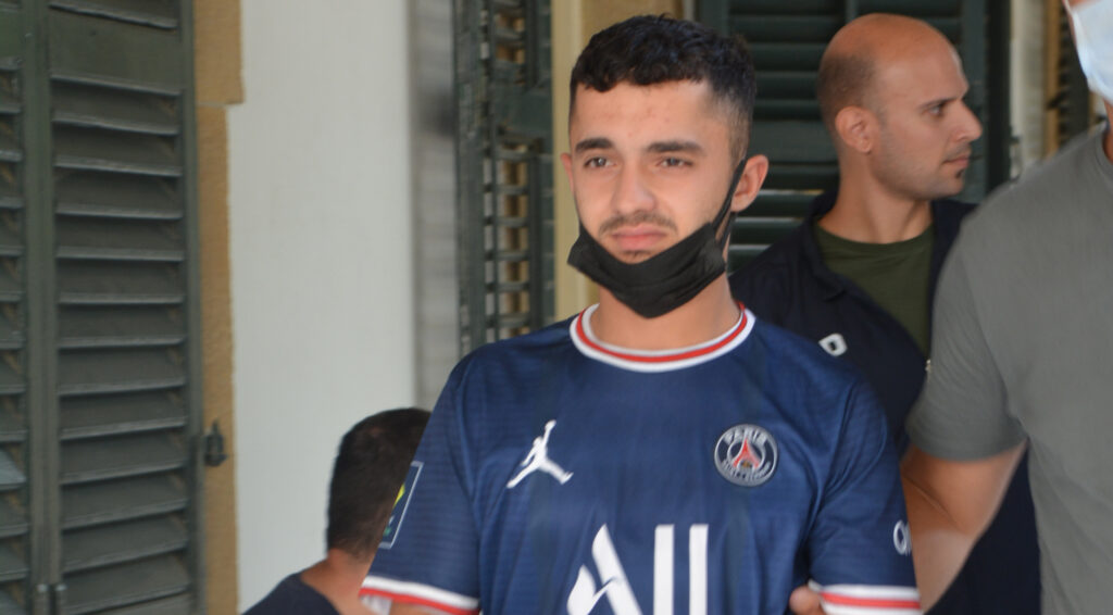 Annesine sövdü diye bıçakladı!