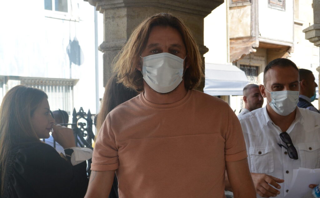 Yol çizim görevlisine çarptı!