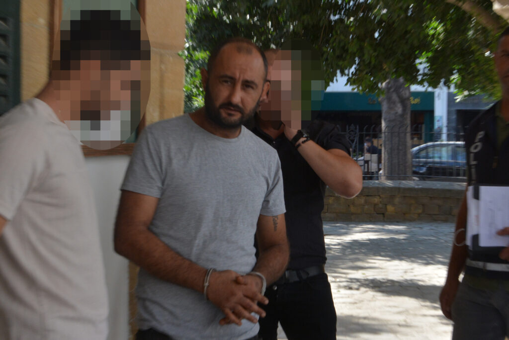 9 aracın yan aynalarını kırdı!