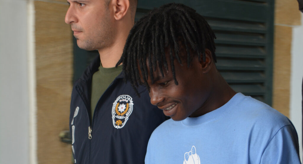 Kendisini uyaran polisi darp etti!