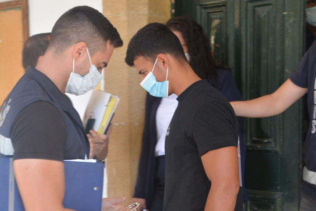 Serçe parmağını kırdı!