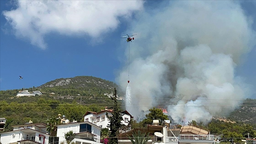 Alanya’da çıkan orman yangınına müdahale ediliyor
