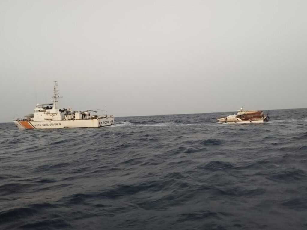 Su alan teknede bulunan iki kişi kurtarıldı