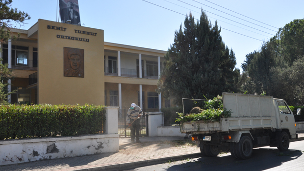 Güzelyurt Belediyesi okullarda çevre temizliği ve düzenlemesi yaptı