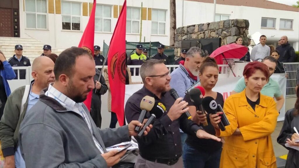 “Nazım Çavuşoğlu, öğretmenle yüzleşmekten korkuyor”