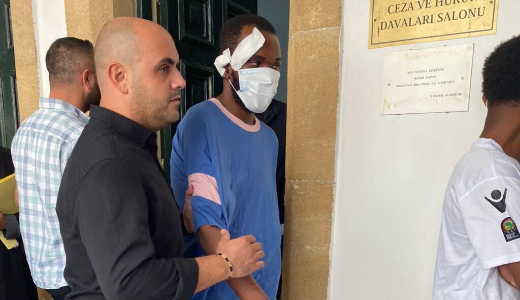 Ev sahibini darp etti, evin camlarını kırdı!