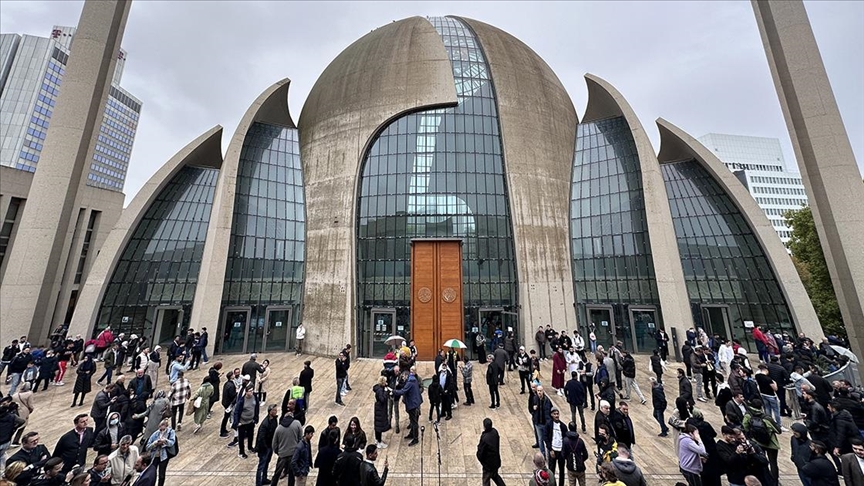 Almanya’da DİTİB Köln Camisi’nde ilk kez hoparlörden ‘cuma ezanı’ okundu