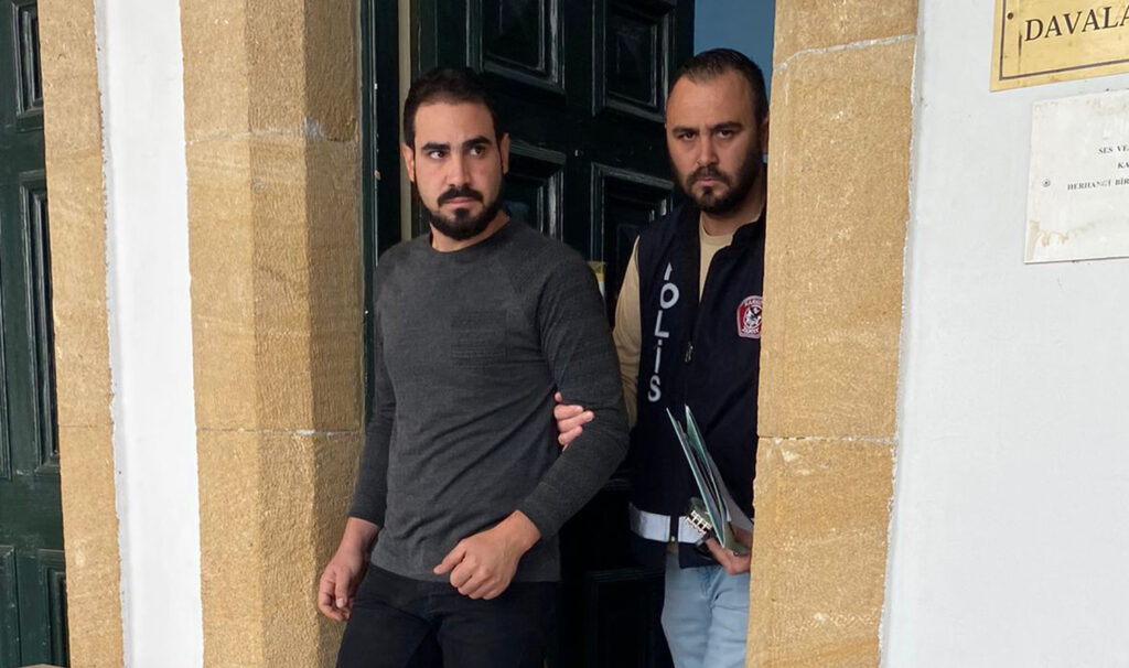 Uyuşturucuyu kazağının yakasına sakladı!