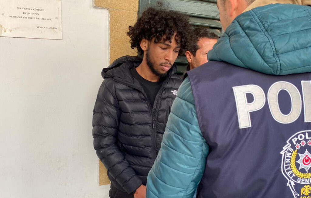 Seyir halindeki aracı durdurup zarar verdi