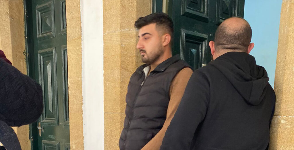 Eski nişanlısının çıplak fotoğraflarını ablası ve babasına gösterdi!