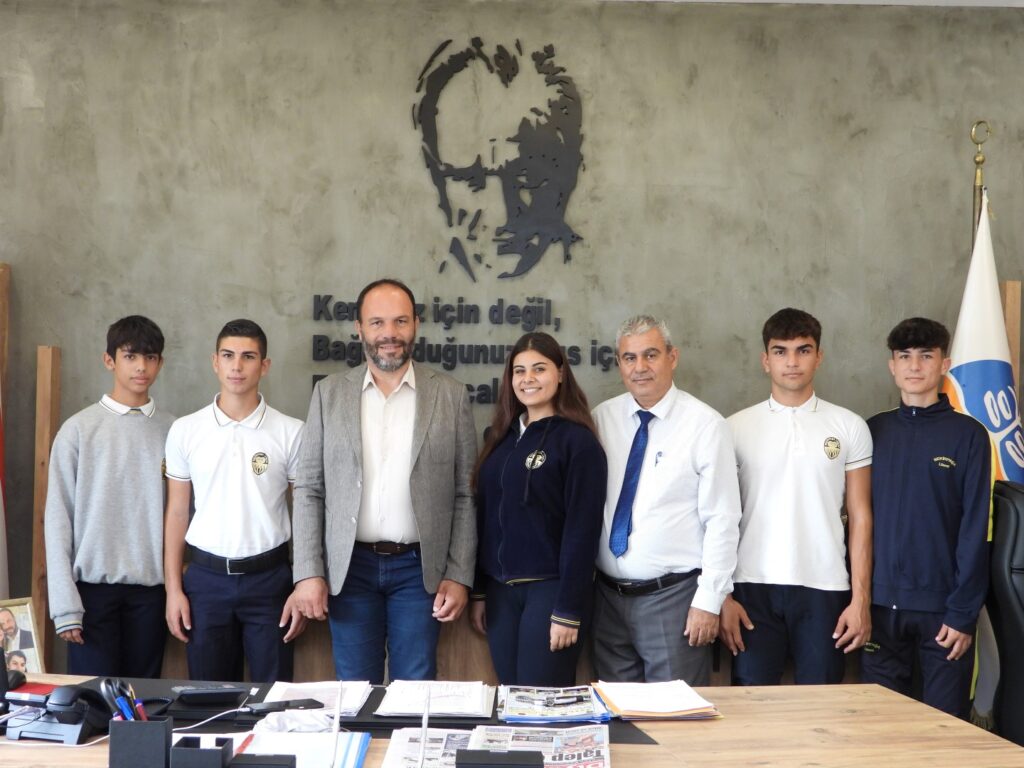 Bekirpaşa Lisesi öğrenci konseyi, İskele Belediye Başkanı Sadıkoğlu’nu ziyaret etti