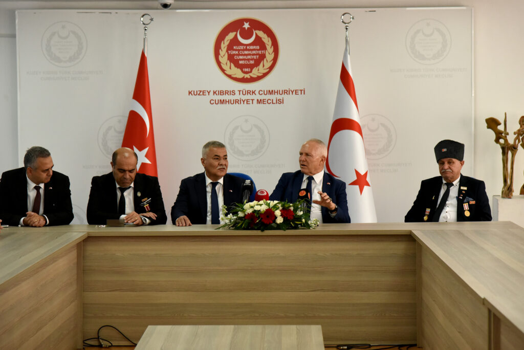 “‘Bayrak inmez, ezan susmaz’ parolamızdır”