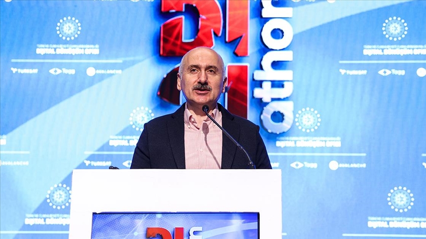“Türkiye’yi bilişim sektöründe üreten bir ülkeye dönüştürmek için yoğun çaba sarf ediyoruz”