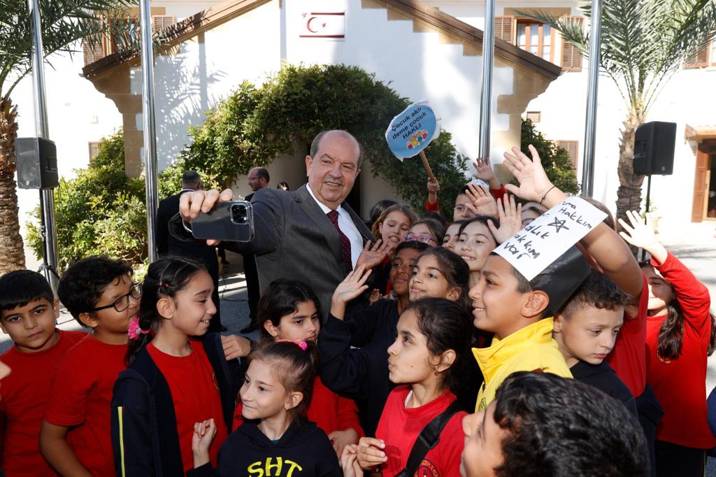 “Öğretmenleriniz, sizi geleceğe hazırlayan fedakâr insanlardır”