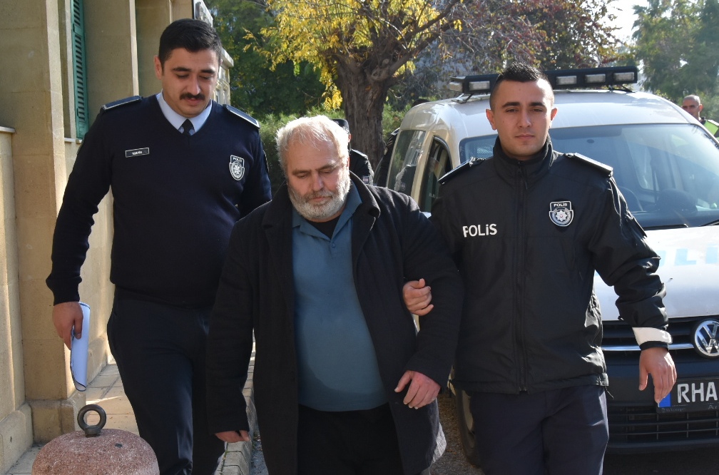 Zorla yanağından öptü!