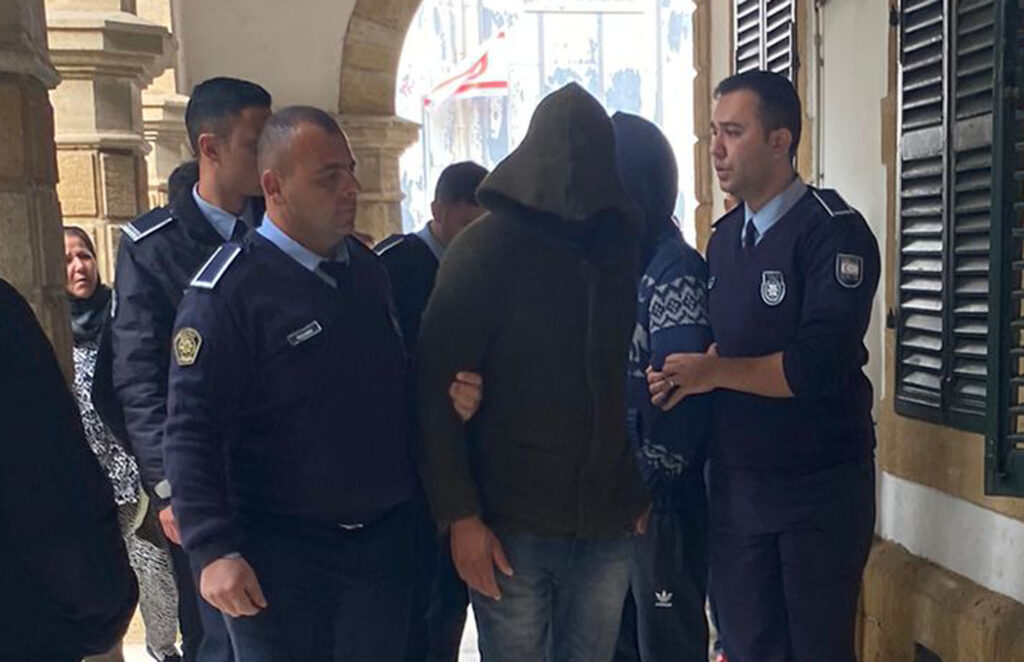 Mandırada ne buldularsa çaldılar!