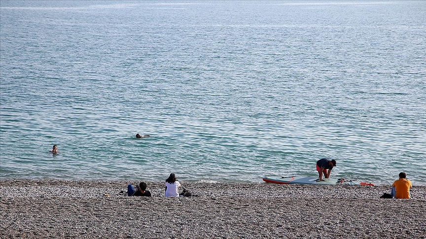 Antalya’da vatandaşlar ile turistler aralıkta denize girdi
