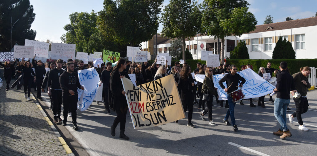 “Tek taraflı karar almaktan vazgeçin, bizleri görmezden gelmekten vazgeçin”