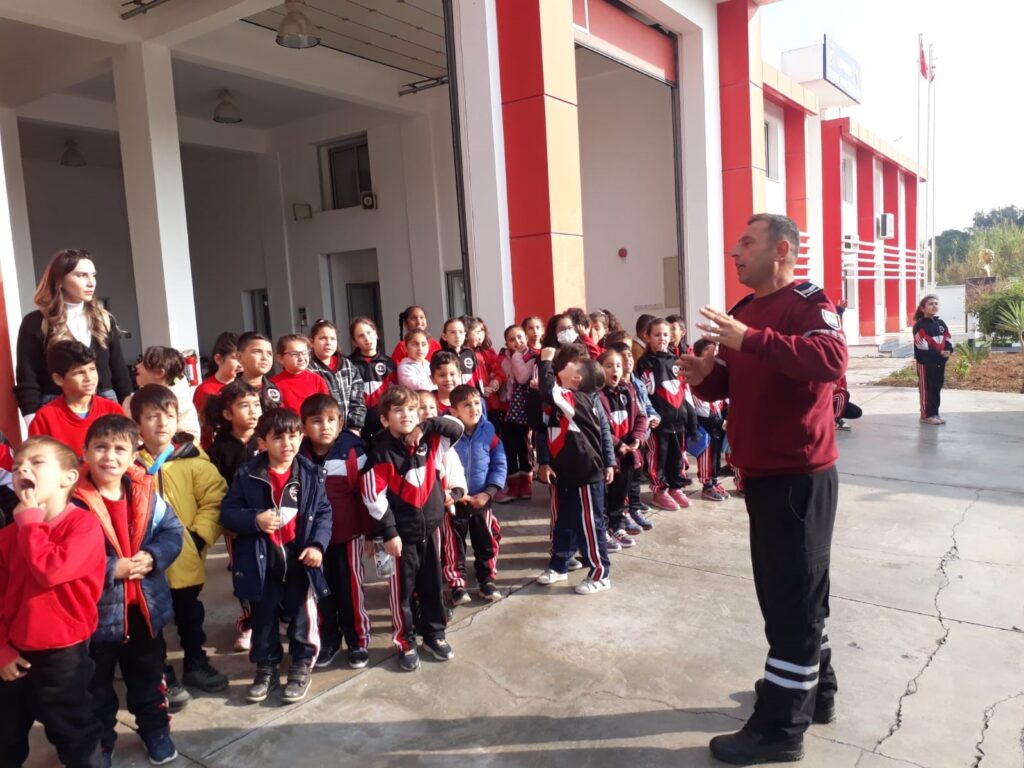 Dr. Fazıl Küçük İlkokulu öğrencilerinden Lefkoşa İtfaiye Şubesi’ne ziyaret