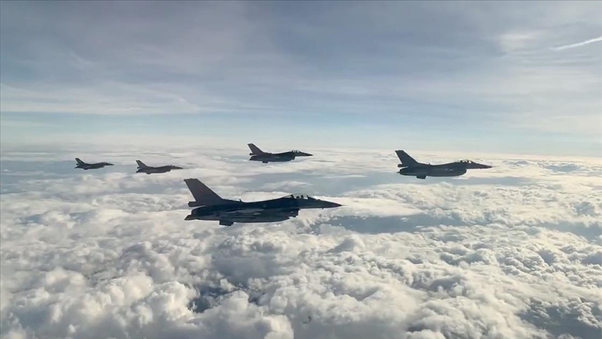 NATO’nun Ege’deki eğitim görevini engellemeye çalışan Yunan uçaklarına Türk jetleri karşılık verdi