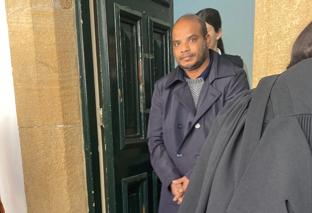 Yere düşen cüzdanı çaldı