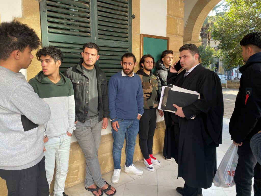 Hırsızlık zanlıları tutuksuz yargılanacak