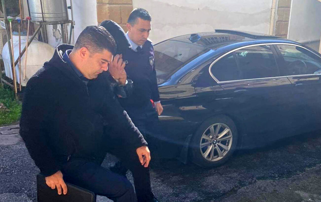Sahte evrakla Muhaceret şubesine gittiler