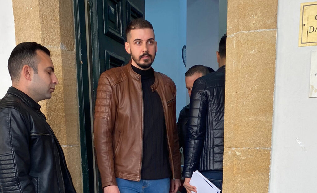 Şirketin hesap bilgilerini ve şirkete ait cep telefonunu çaldı