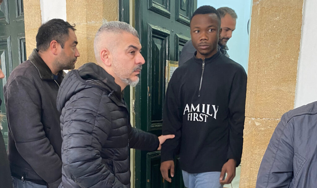Polisi görünce uyuşturucuyu tuvalete attı!