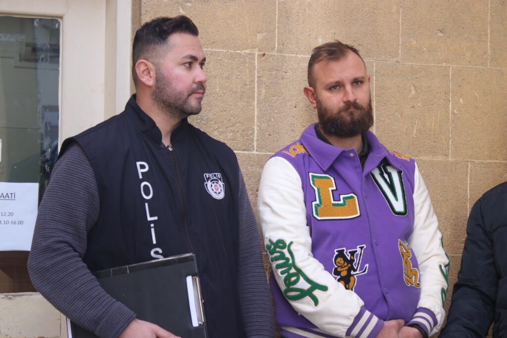 Hem aldattı, hem darp etti!