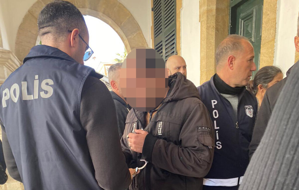 Öz oğlunu 3 yıl boyunca istismar etmiş!