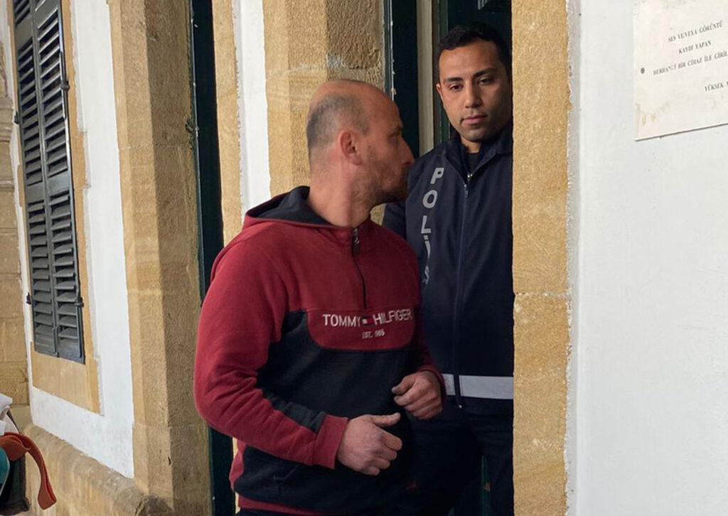 Sönmemiş odun közlerini hurda araçların yanına dökerek yangına sebep oldu